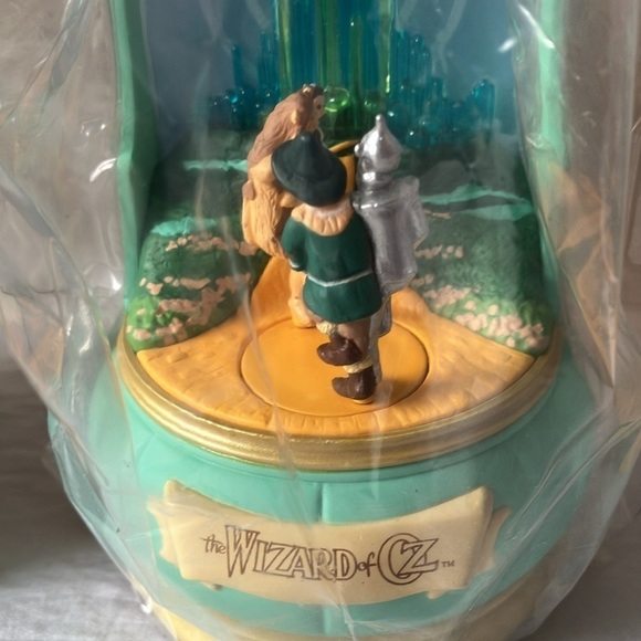 Hallmark: 1996 Keepsake Ornament- Emerald City- The Wizard of Oz- Light, Motion - Picture 3 of 16